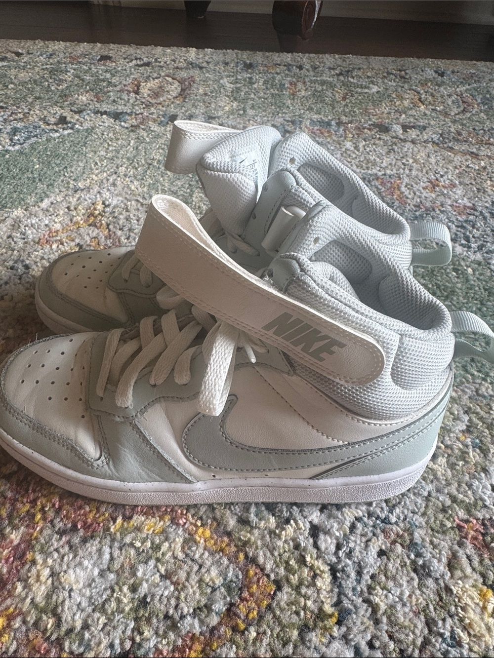 NIKE COURT BOROUGH MID 2 BOYS SNEAKERS IN SZ 5Y…GREAT PREOWNED CONDITION! - Picture 3 of 5